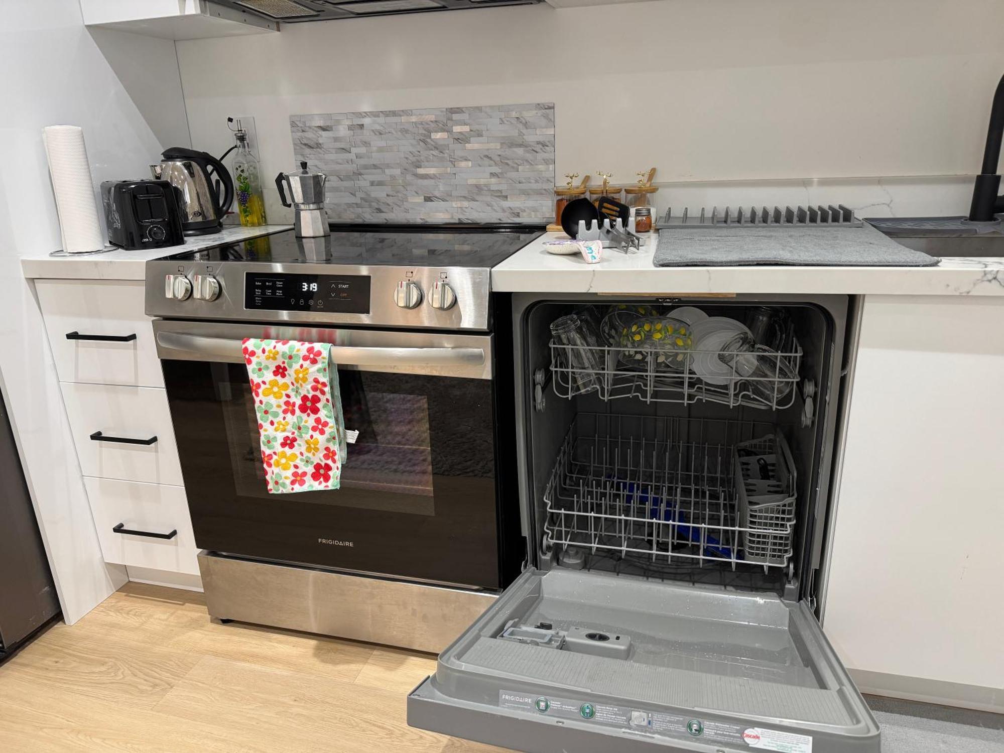 Cozy, Brand-New, 2Bdr,Walkout Apt, Free Parking Richmond Hill Luaran gambar